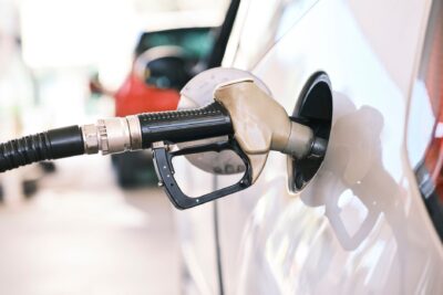 Aide carburant de 100 € : demande dès le 27 octobre, et gare au faux « chèque carburant 2026 »