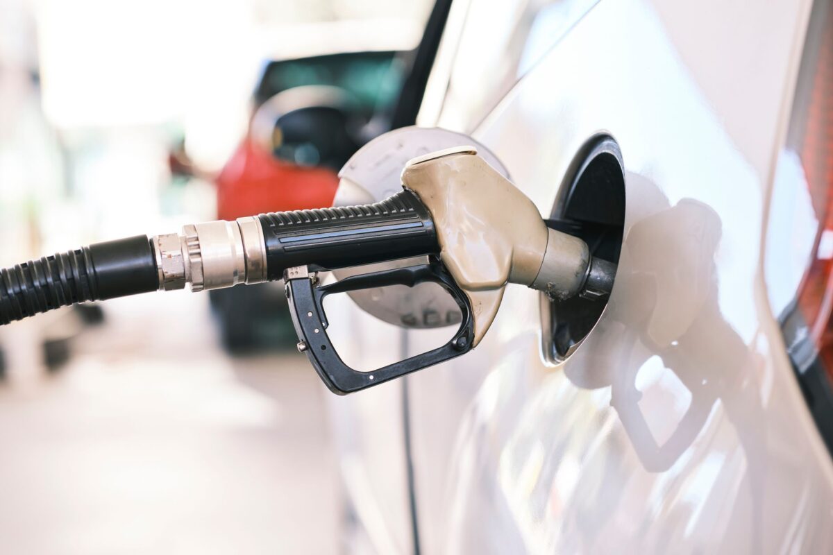 Plein de carburant dans une station-service